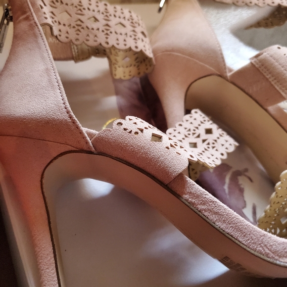 Suede 7.5 NWT J. Simpson Heels - Picture 7 of 13